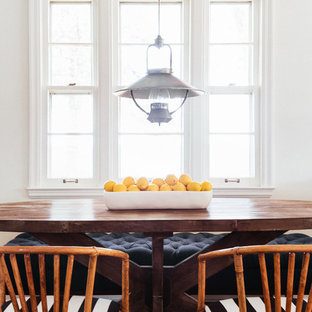 ミルウォーキーの小さいカントリー風 LDKの画像 (白い壁、無垢フローリング、暖炉なし)