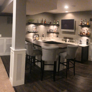 Esempio di un piccolo angolo bar con lavandino country con lavello sottopiano, mensole sospese, ante con finitura invecchiata, top in legno, paraspruzzi grigio, parquet scuro, pavimento marrone e top marrone