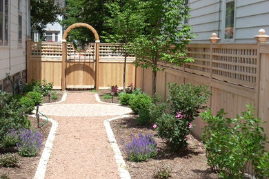 Design ideas for a traditional garden in Milwaukee.