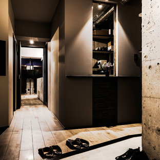 インダストリアルスタイルのおしゃれな玄関 (グレーの壁、コンクリートの床、グレーの床) の写真