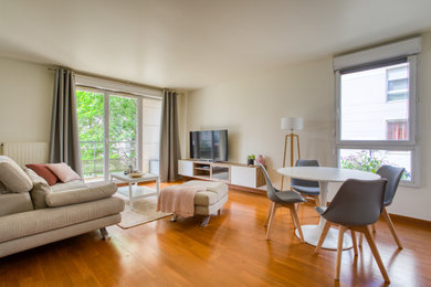 Exemple d'une salle de séjour scandinave de taille moyenne avec un mur blanc, parquet foncé, aucune cheminée, un téléviseur indépendant et un sol marron.
