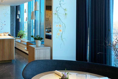 コペンハーゲンにある北欧スタイルのおしゃれなダイニングキッチン (白い壁、セラミックタイルの床、黒い床) の写真