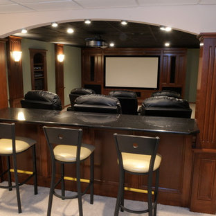 Modelo de sótano en el subsuelo tradicional renovado, grande, sin chimenea, con paredes verdes, moqueta y suelo beige