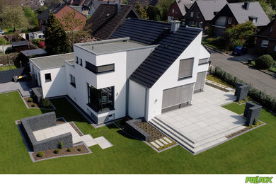 This is an example of a mid-sized contemporary home design in Dusseldorf.