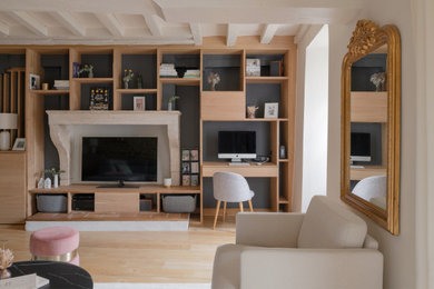 Cette image montre un petit salon traditionnel avec un mur beige, un poêle à bois, un manteau de cheminée en pierre et poutres apparentes.
