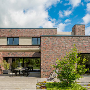 Zweistöckiges, Mehrfarbiges, Großes Modernes Haus mit Backsteinfassade und Flachdach in Düsseldorf