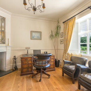 Idéer för ett klassiskt arbetsrum, med en öppen hörnspis