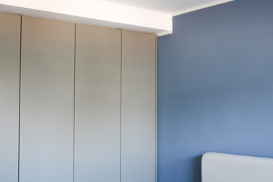 Modernes Schlafzimmer mit blauer Wandfarbe in Düsseldorf