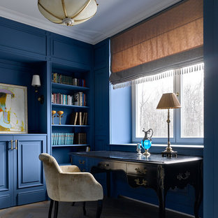 Ejemplo de despacho clásico renovado con paredes azules, suelo de madera en tonos medios, escritorio independiente y suelo multicolor