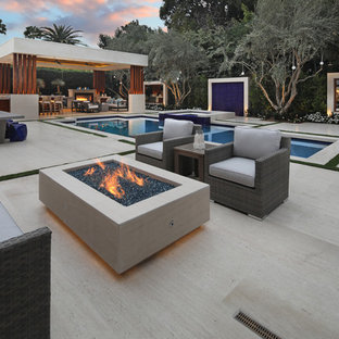 オレンジカウンティの大きい長方形コンテンポラリースタイルのおしゃれな裏庭プール (噴水、天然石敷き) の写真