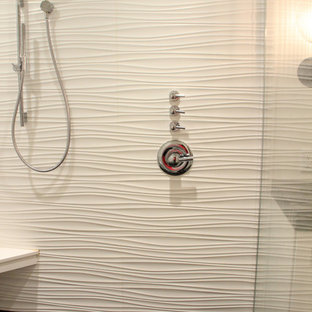 Ispirazione per una stanza da bagno con doccia minimal di medie dimensioni con ante con riquadro incassato, ante bianche, doccia ad angolo, WC a due pezzi, piastrelle bianche, pareti bianche, lavabo sottopiano, top in granito, pavimento con piastrelle di ciottoli, pavimento nero e porta doccia a battente