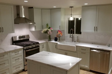 Example of a transitional home design design in Seattle