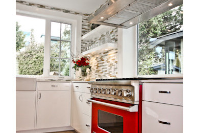 Transitional kitchen in Vancouver.