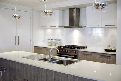 Kitchen - modern kitchen idea in Philadelphia