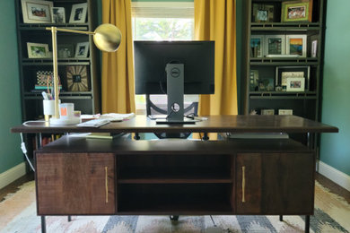 Ejemplo de despacho bohemio de tamaño medio sin chimenea con paredes verdes, suelo de madera en tonos medios, escritorio independiente y suelo marrón