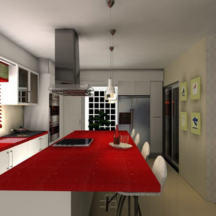 Réalisation d'une arrière-cuisine avec un évier 2 bacs, un placard à porte plane, des portes de placard blanches, un plan de travail en quartz modifié, une crédence blanche, un électroménager en acier inoxydable, un sol en carrelage de céramique, un îlot central, un sol beige et un plan de travail rouge.