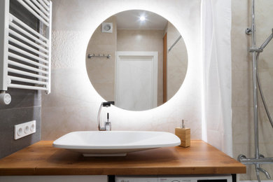 Идея дизайна: маленькая главная ванная комната в современном стиле с плоскими фасадами и напольной тумбой