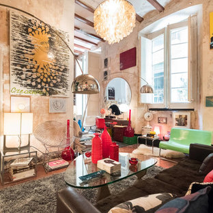 Foto de salón bohemio con paredes beige y suelo marrón