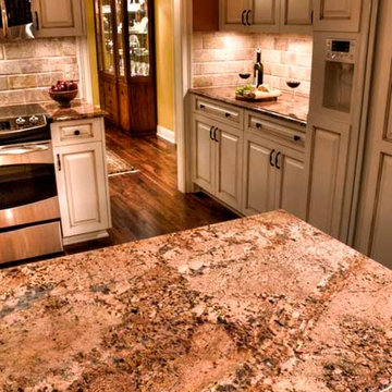 Traditional Ivory Raised Panel Kitchen Cabinets with Crown Molding