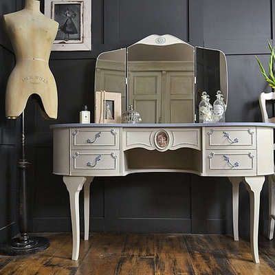 Home design - mid-sized shabby-chic style home design idea in Sussex