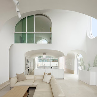 Bild på ett funkis allrum med öppen planlösning, med vita väggar och en spiselkrans i gips