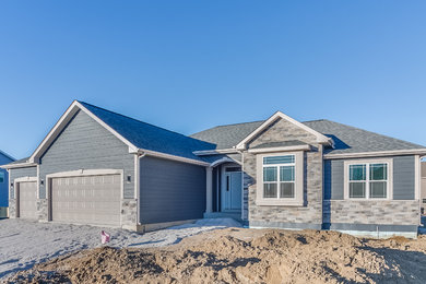Example of a classic home design design in Milwaukee