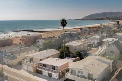 Example of a beach style exterior home design in Los Angeles