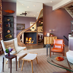 Bild på ett funkis vardagsrum, med lila väggar