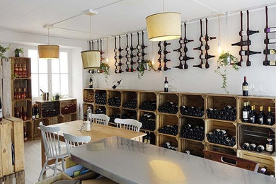 Réalisation d'une cave à vin tradition de taille moyenne.