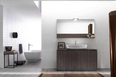 Foto di una stanza da bagno minimalista di medie dimensioni con ante lisce, ante in legno bruno, piastrelle bianche, piastrelle in ceramica, pareti bianche e pavimento con piastrelle in ceramica