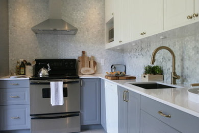 Example of a danish l-shaped ceramic tile eat-in kitchen design in Montreal with an undermount sink, shaker cabinets, gray cabinets, quartzite countertops, stainless steel appliances and stone tile backsplash