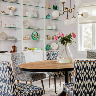 Cette photo montre une petite salle à manger ouverte sur la cuisine chic avec un mur rose, un sol en bois brun, aucune cheminée et un sol marron.