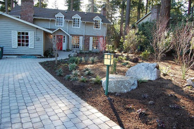 Design ideas for a contemporary stone driveway in Seattle.