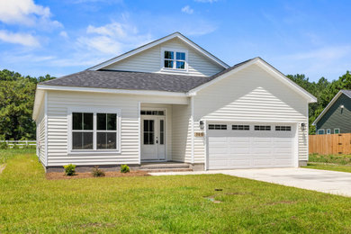 Arts and crafts home design photo in Other