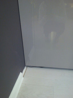 Шкаф с потолочным плинтусом