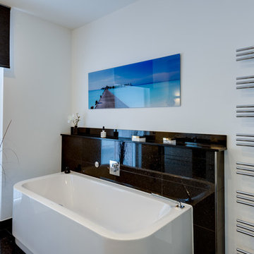Großes Bad mit Badwanne, großer Dusche und zwei Waschtischen