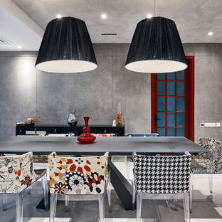 バンガロールのコンテンポラリースタイルのLDKの画像 (グレーの壁、白い床)