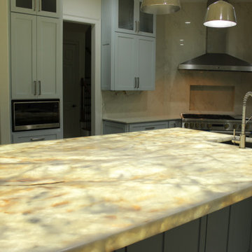 Kitchen island lit Onyx Countertop
