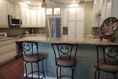 Kitchen - traditional kitchen idea in Baltimore