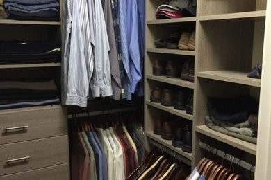 Inspiration for a contemporary closet remodel in Chicago