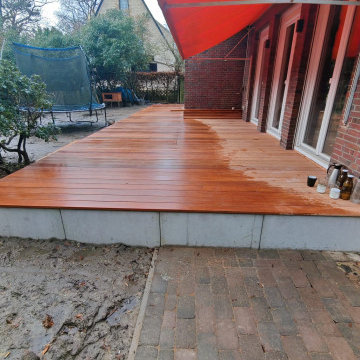 Holzterrasse mit Winkelsteinen eingefasst