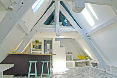Réalisation d'une salle de séjour bohème de taille moyenne et ouverte avec un bar de salon, un mur blanc, tomettes au sol, aucune cheminée, aucun téléviseur, un sol gris et poutres apparentes.