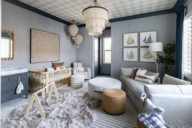 Imagen de habitación de bebé niño marinera grande con paredes azules, moqueta, suelo beige, papel pintado y papel pintado