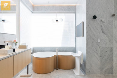 Inspiration for a modern bathroom remodel in Los Angeles
