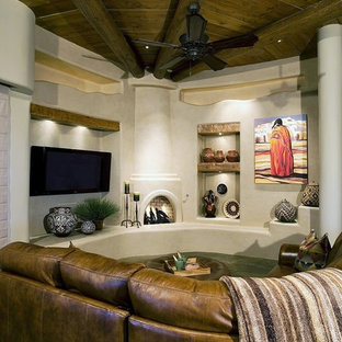 Mittelgroßes, Offenes Mediterranes Wohnzimmer mit beiger Wandfarbe, Schieferboden, Eckkamin, verputztem Kaminsims, Wand-TV und grauem Boden in Phoenix