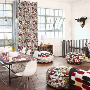 ブレーメンのエクレクティックスタイルのLDKの画像 (白い壁、塗装フローリング)