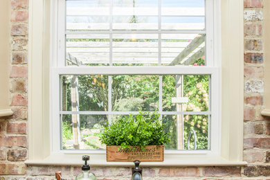 Example of a country home design design in New York