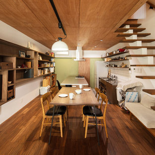 大阪のコンテンポラリースタイルのおしゃれなLDK (白い壁、茶色い床、濃色無垢フローリング) の写真