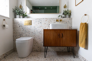サセックスにあるミッドセンチュリースタイルのおしゃれな浴室の写真