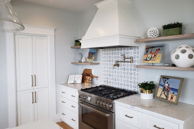 Foto de cocina clásica renovada de tamaño medio con fregadero sobremueble, armarios con paneles empotrados, puertas de armario blancas, encimera de cuarzo compacto, una isla y casetón